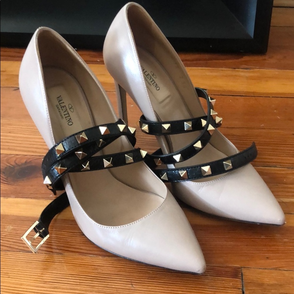 Valentino Garavani
Rockstud Wrap Leather Pump